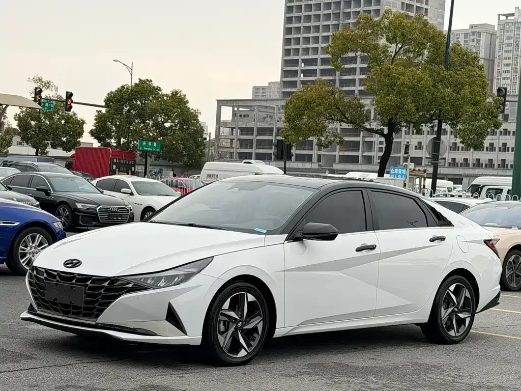 Hyundai Elantra — фото 1