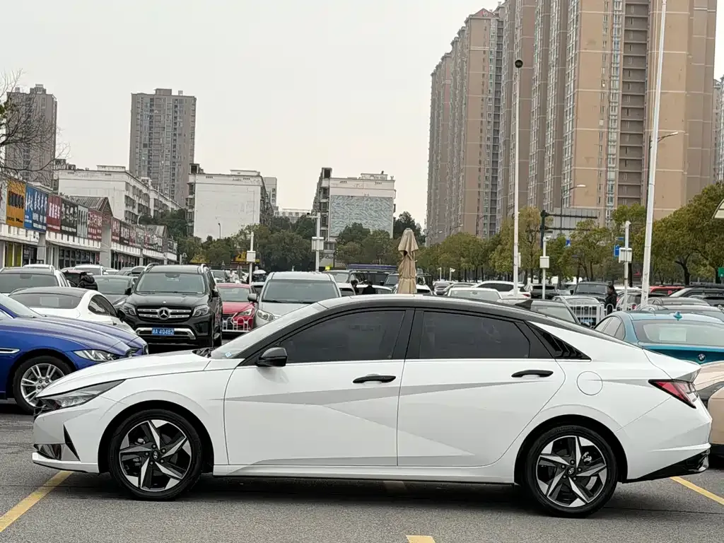 Hyundai Elantra — фото 2