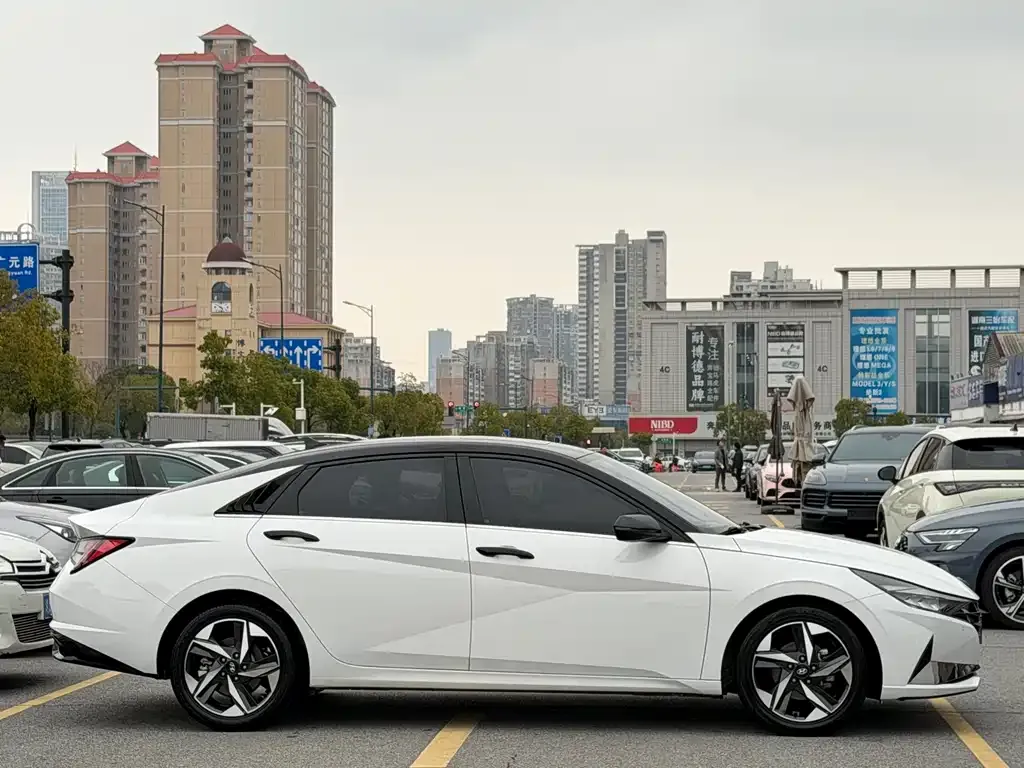 Hyundai Elantra — фото 7