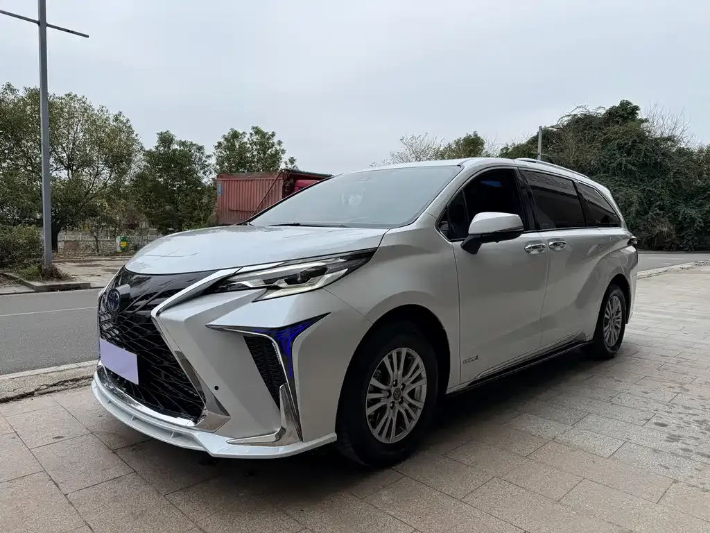 Toyota Sienna — фото 1