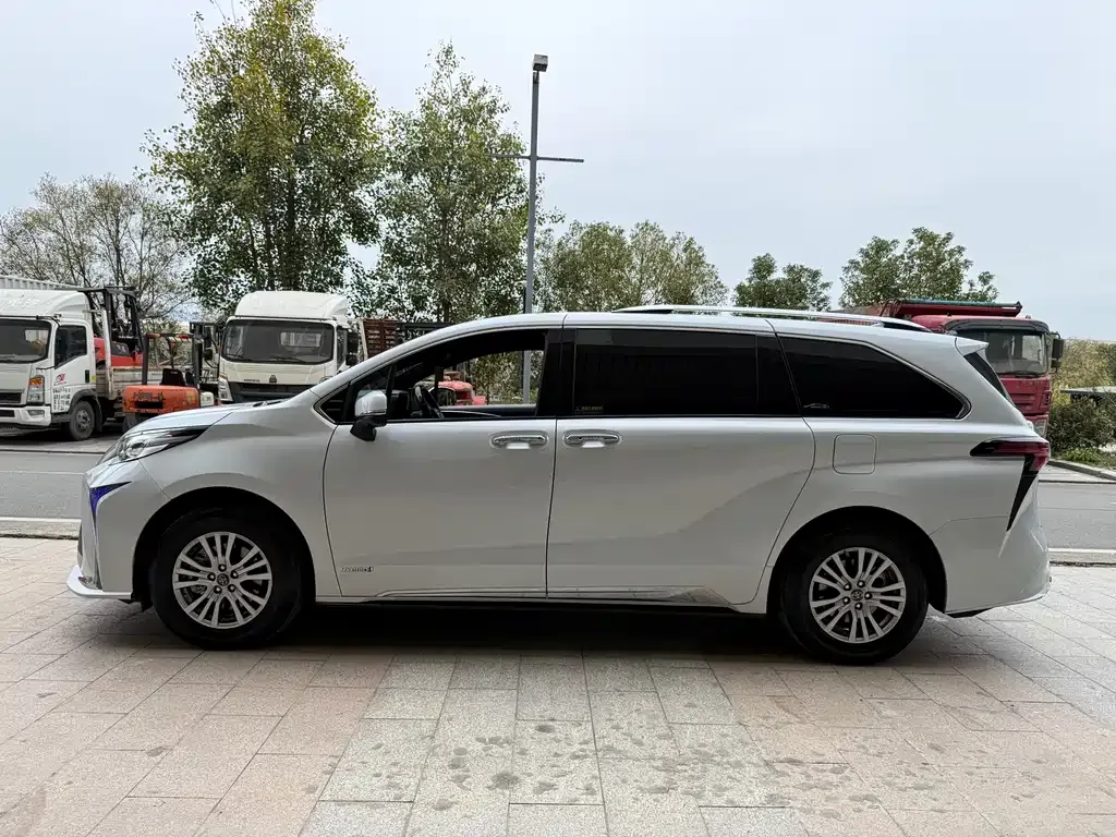 Toyota Sienna — фото 5