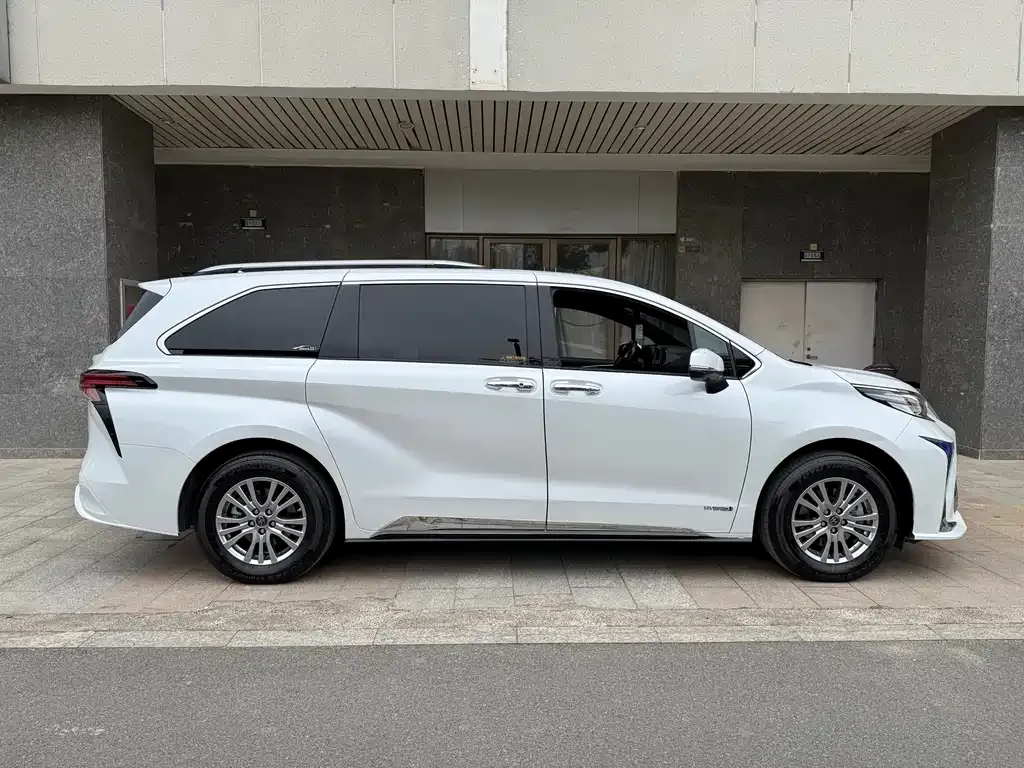 Toyota Sienna — фото 8
