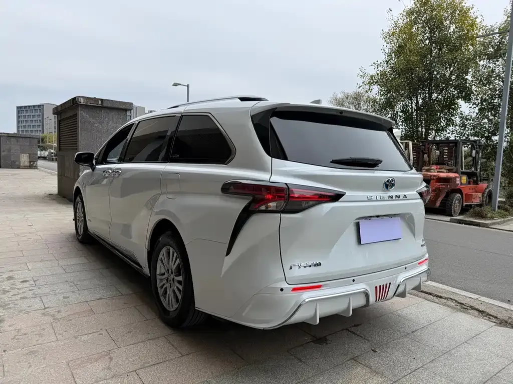 Toyota Sienna — фото 3