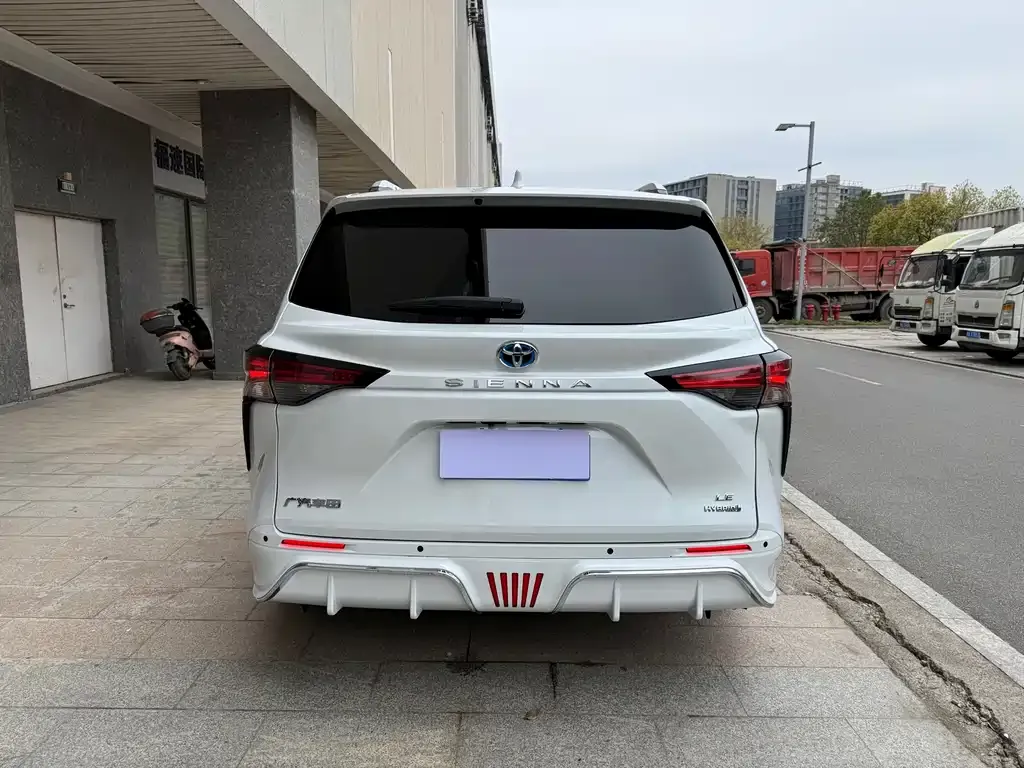 Toyota Sienna — фото 4