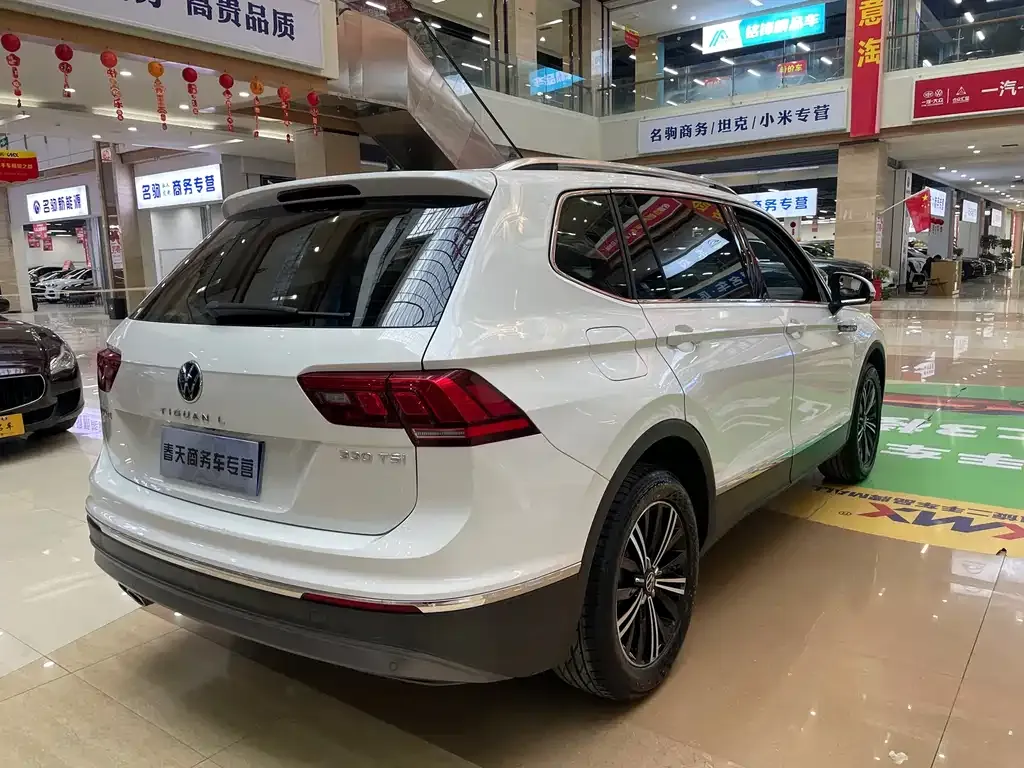 Volkswagen Tiguan L — фото 10