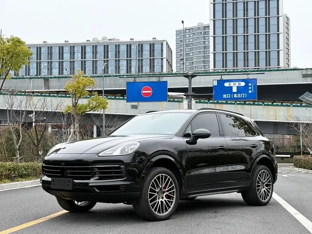 Porsche Cayenne — фото 1