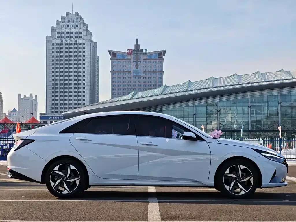 Hyundai Elantra — фото 5