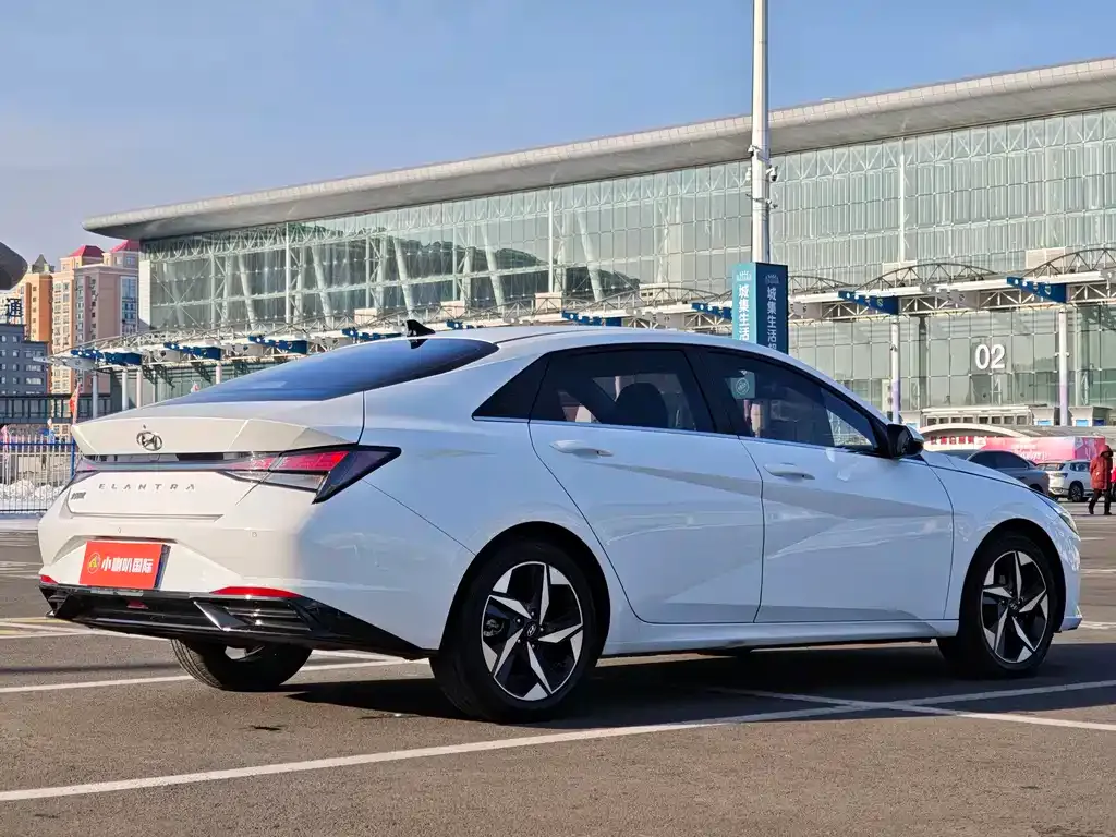 Hyundai Elantra — фото 8