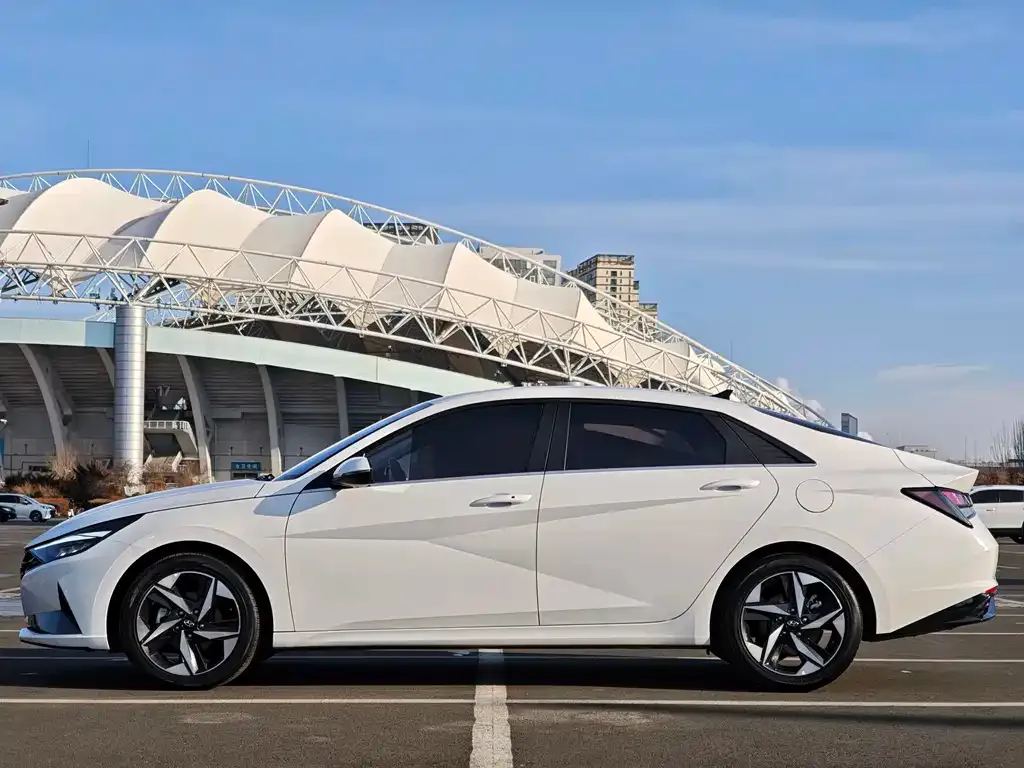 Hyundai Elantra — фото 7
