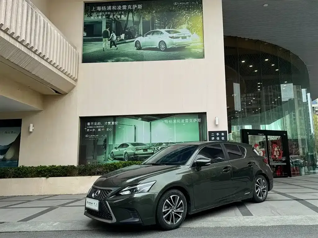 Lexus CT — фото 1