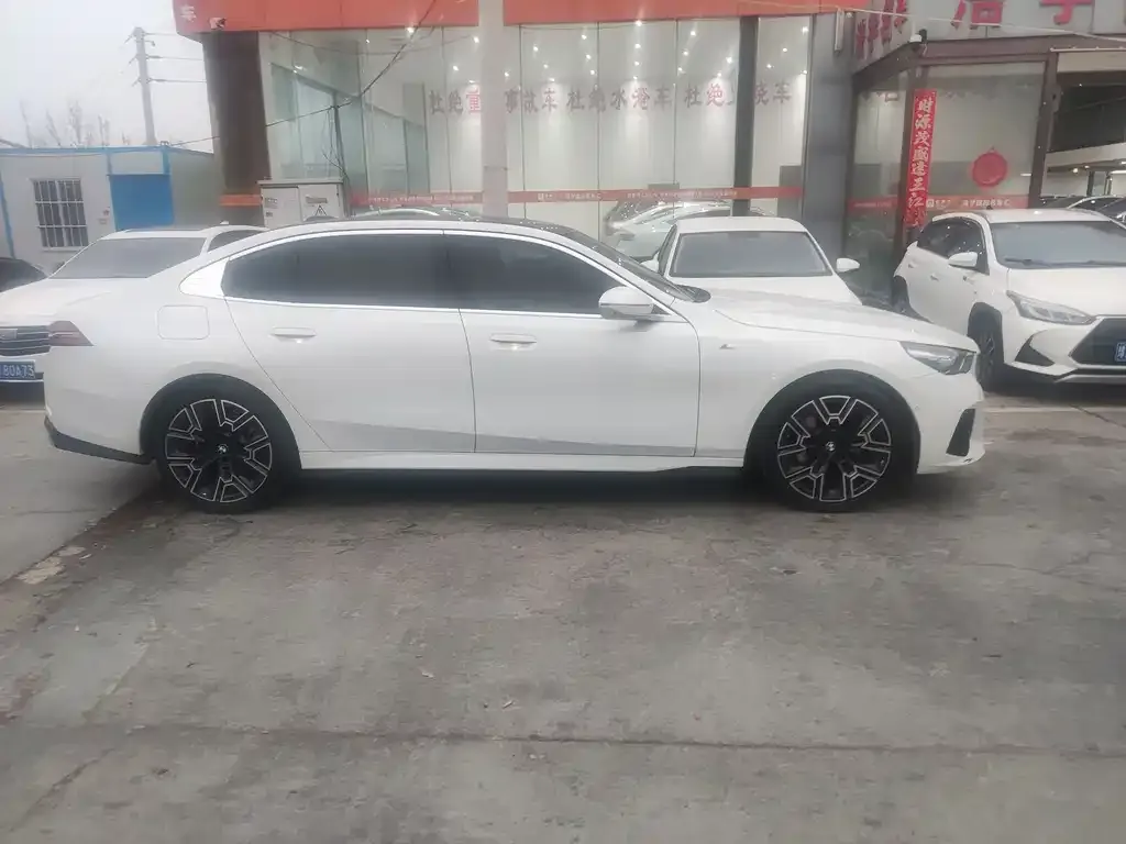 BMW 5 Series — фото 6