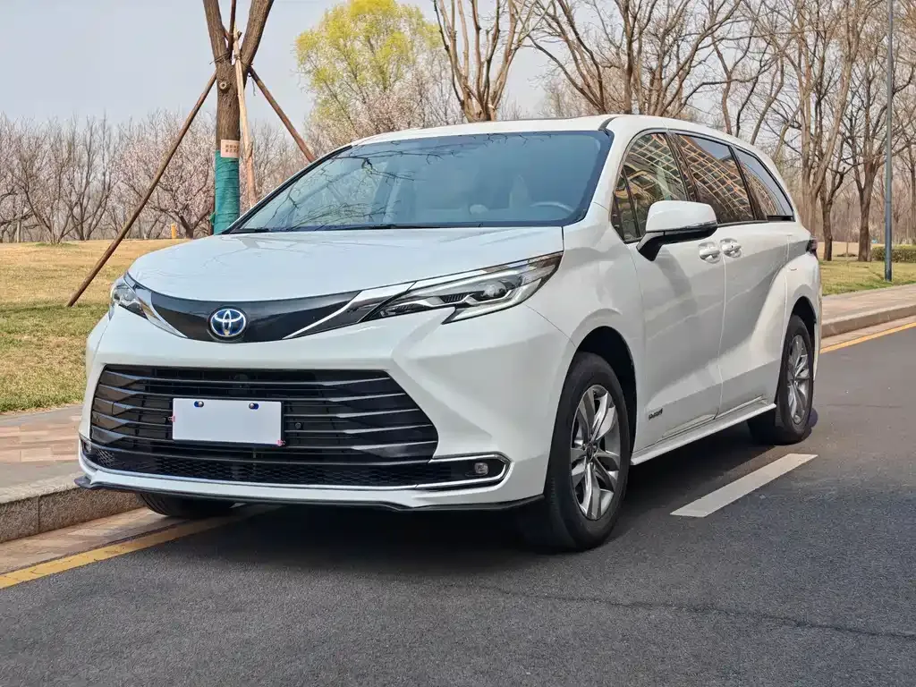 Toyota Sienna — фото 1