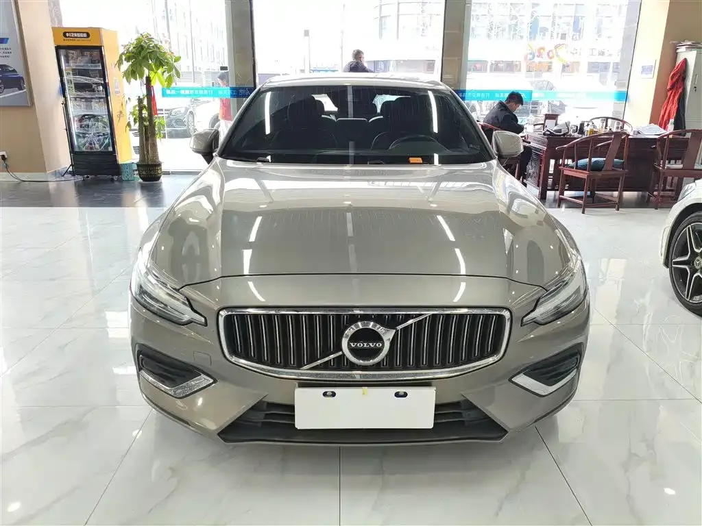 Volvo S60 — фото 1