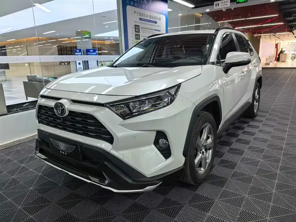 Toyota RAV4 — фото 1