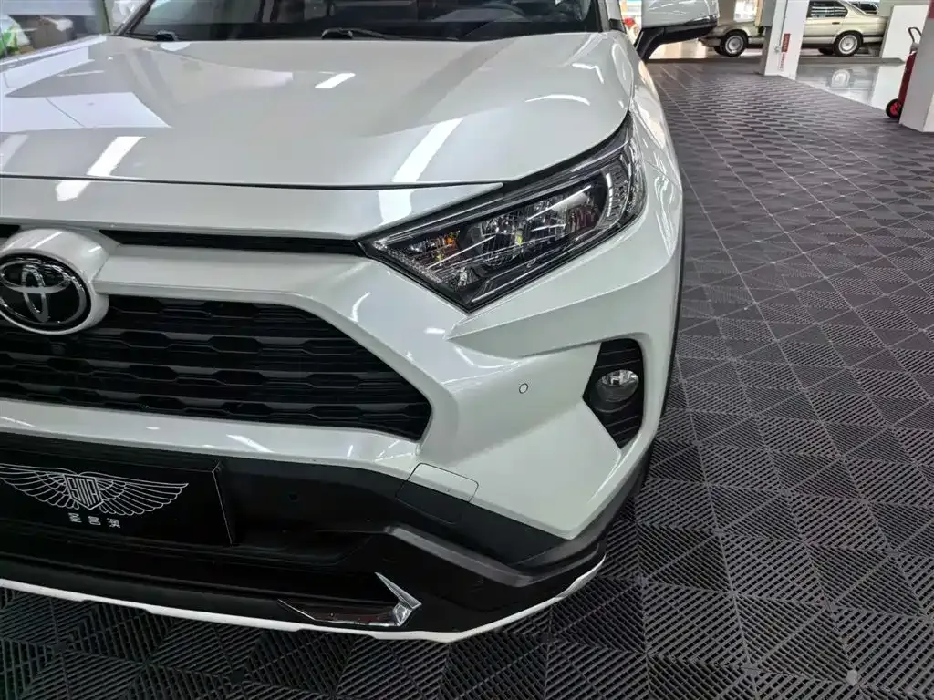 Toyota RAV4 — фото 8