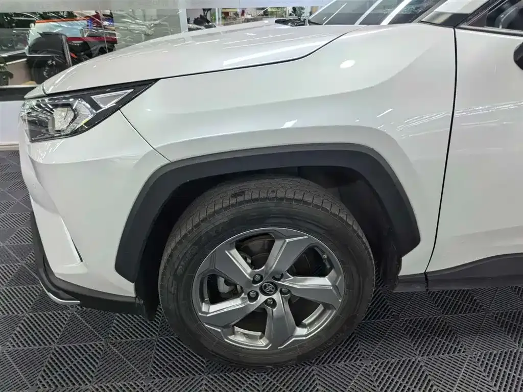 Toyota RAV4 — фото 6