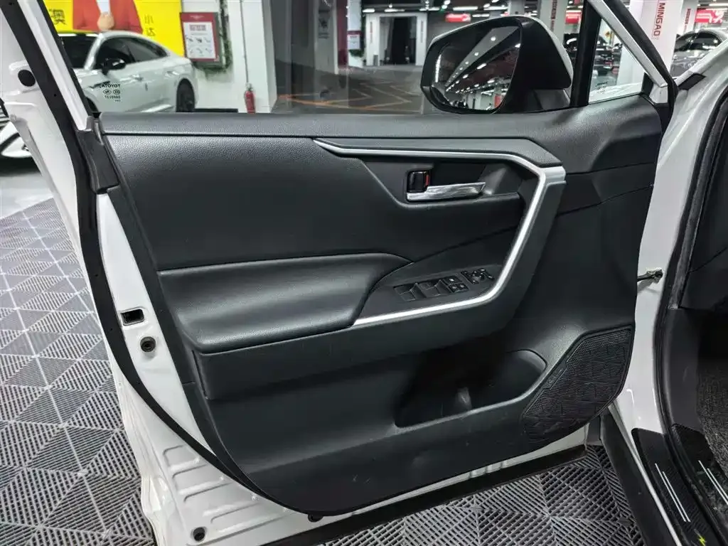 Toyota RAV4 — фото 10
