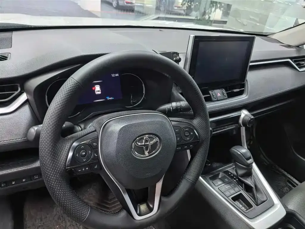 Toyota RAV4 — фото 5