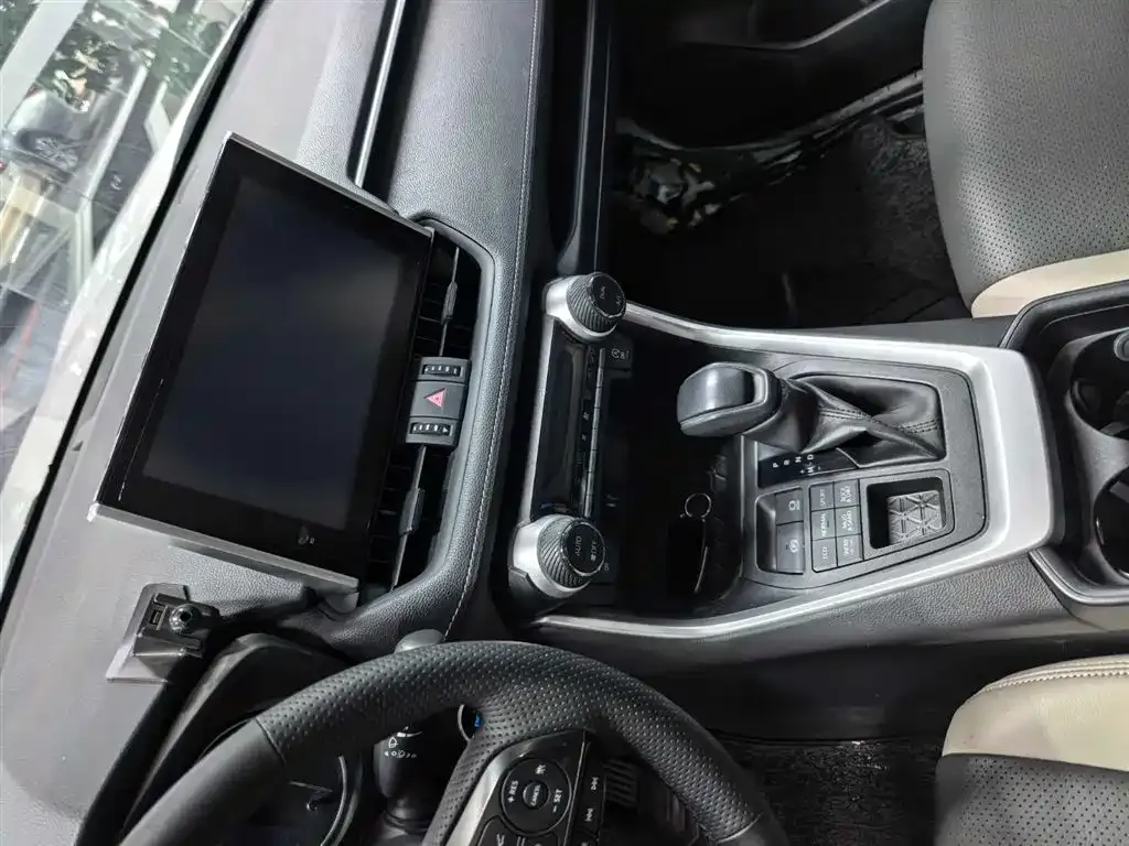 Toyota RAV4 — фото 3