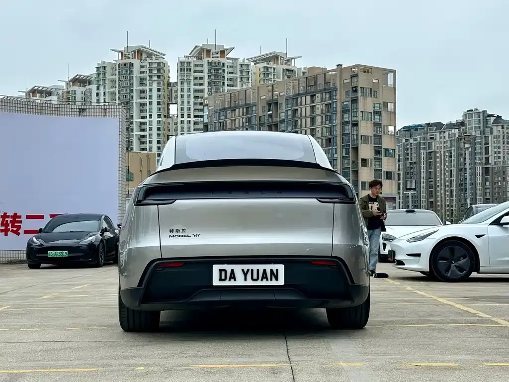 Tesla Model Y L — фото 4