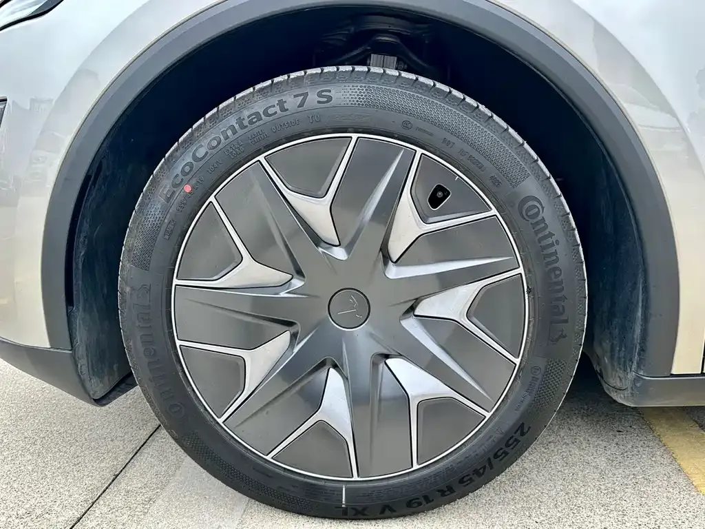 Tesla Model Y L — фото 3
