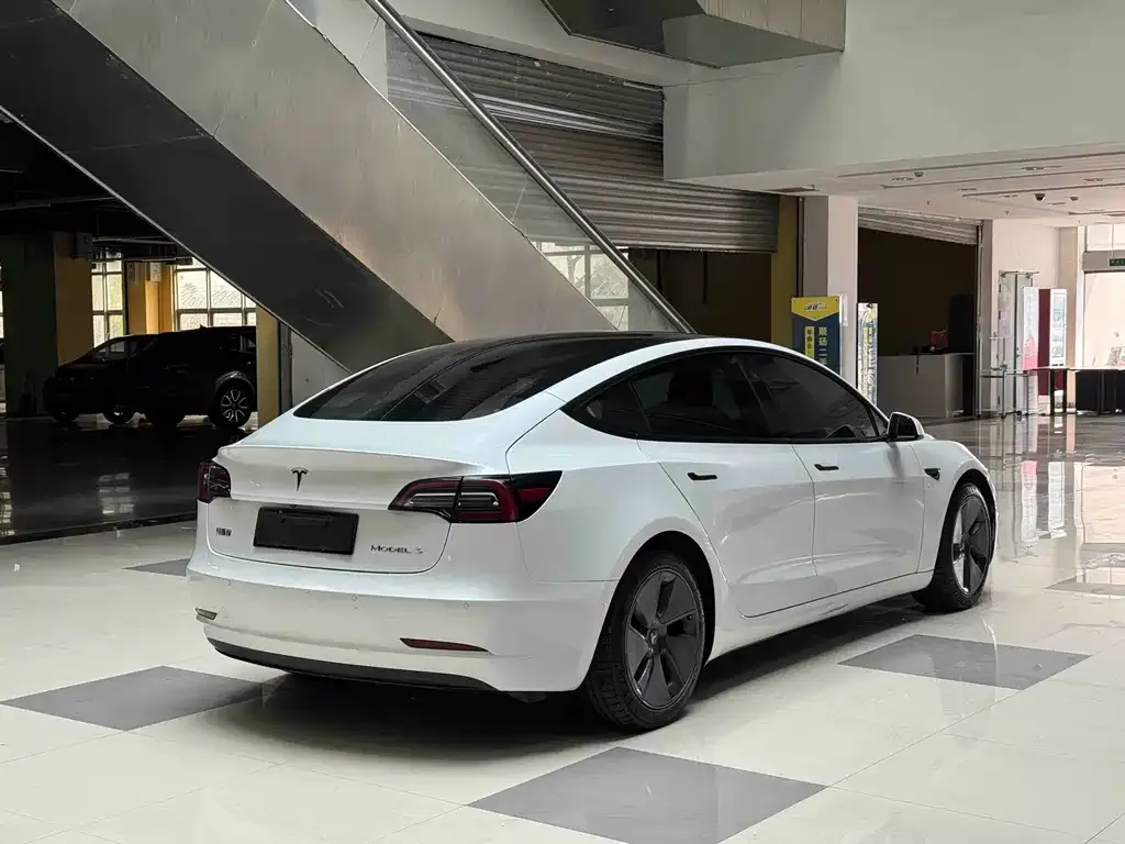 Tesla Model 3 — фото 3
