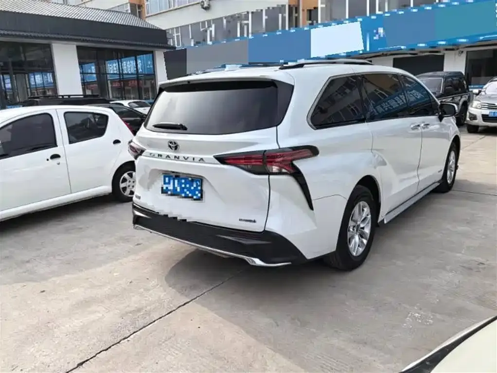 Toyota Granvia — фото 2