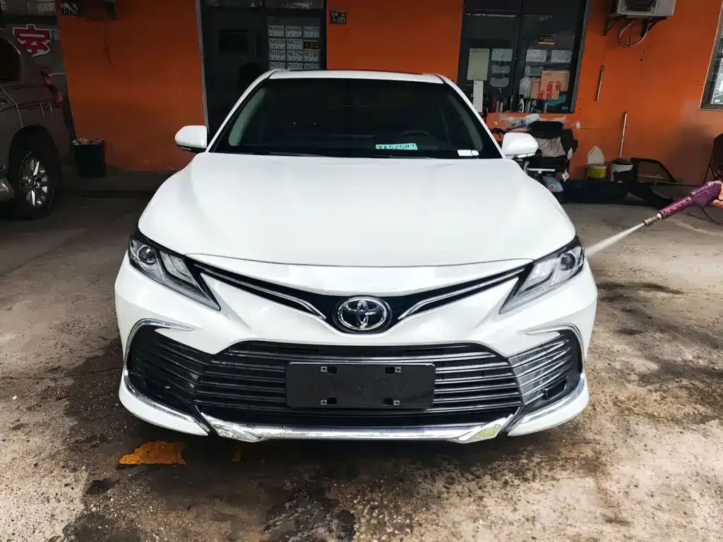 Toyota Camry — фото 1
