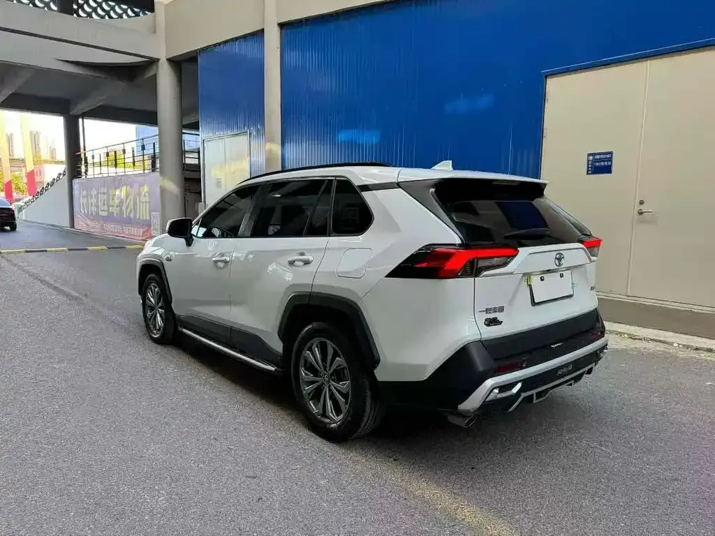 Toyota RAV4 — фото 5