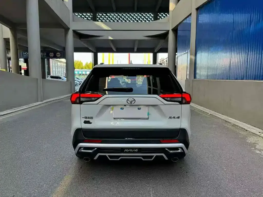 Toyota RAV4 — фото 9