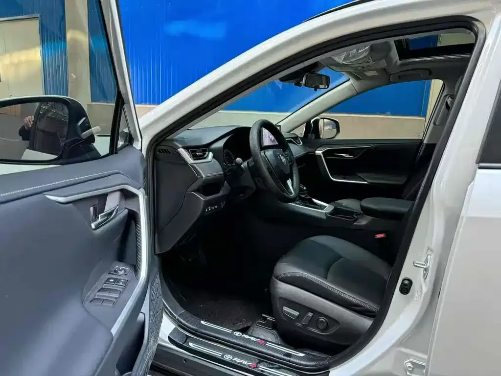 Toyota RAV4 — фото 7