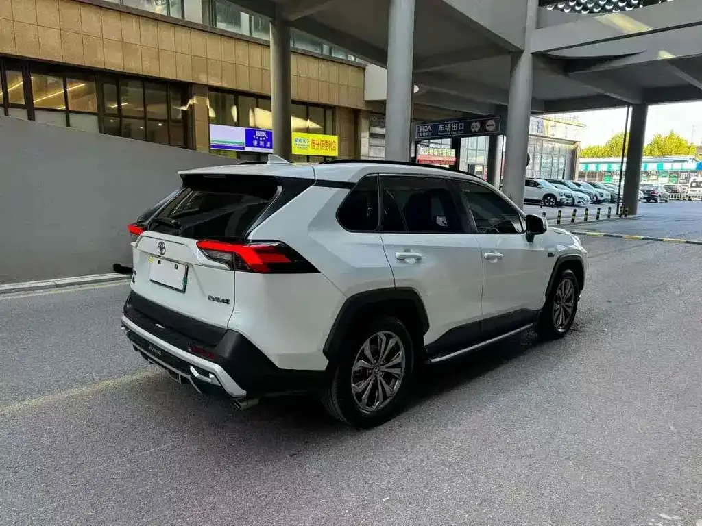 Toyota RAV4 — фото 3