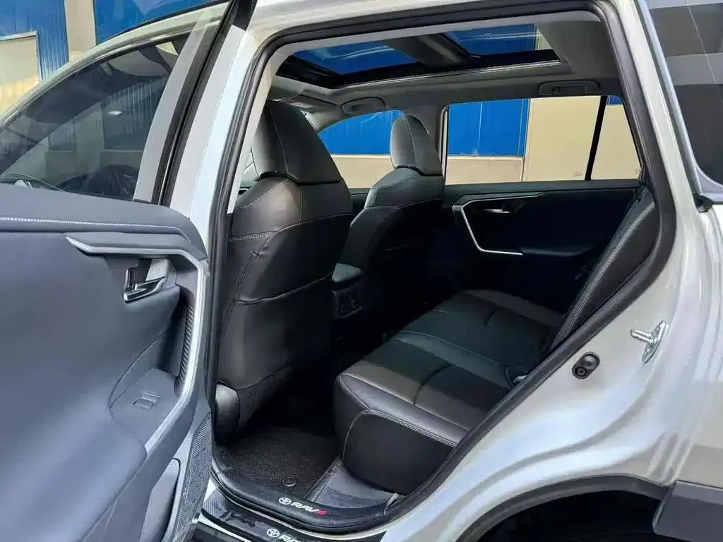 Toyota RAV4 — фото 4