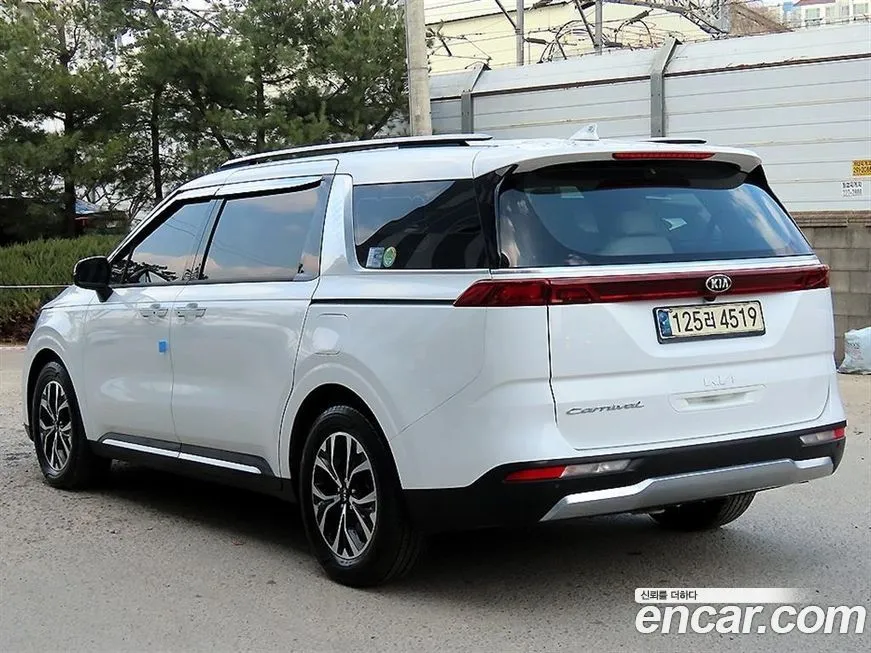 Kia Carnival — фото 10