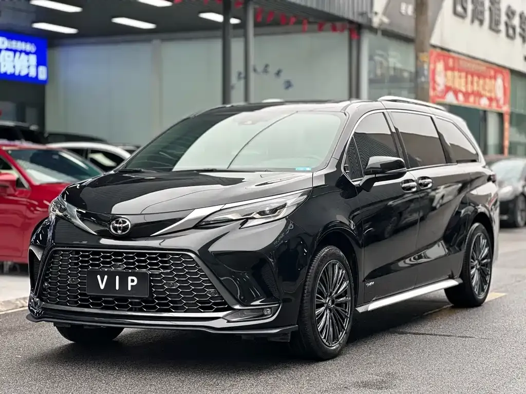 Toyota Granvia — фото 1