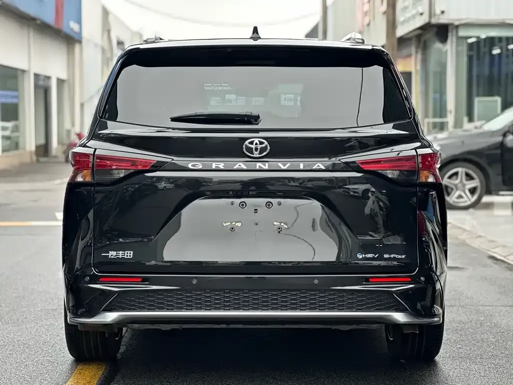 Toyota Granvia — фото 5