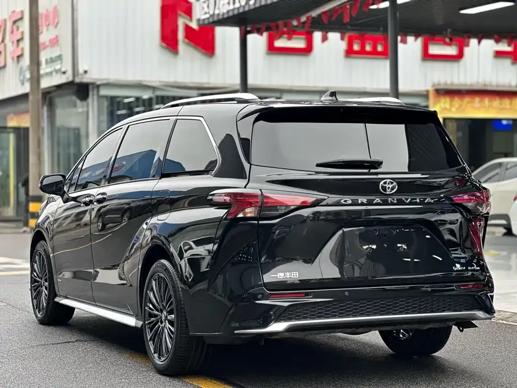 Toyota Granvia — фото 7