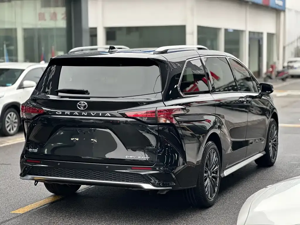 Toyota Granvia — фото 3
