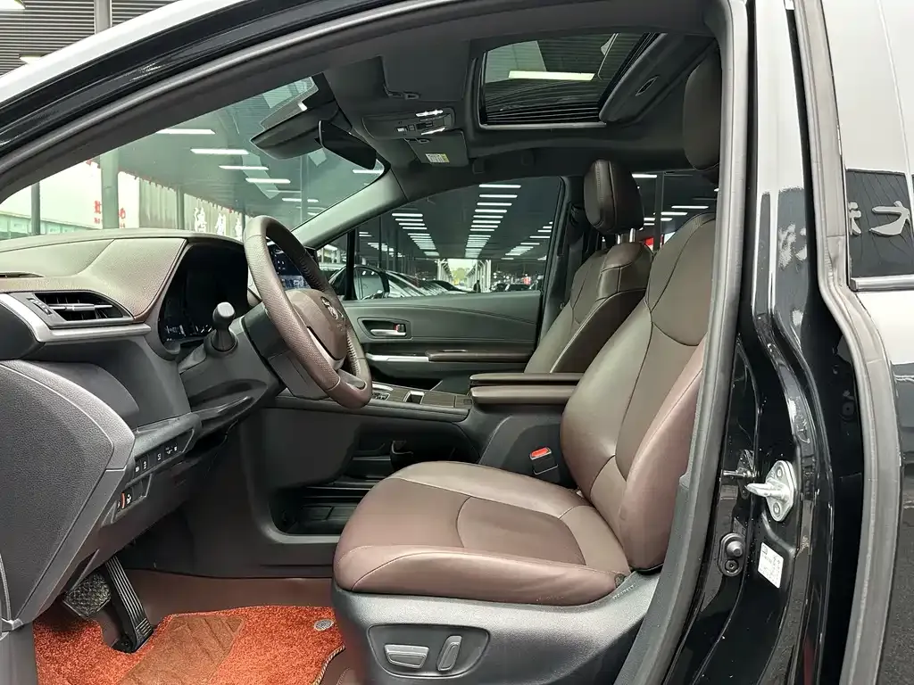 Toyota Granvia — фото 4