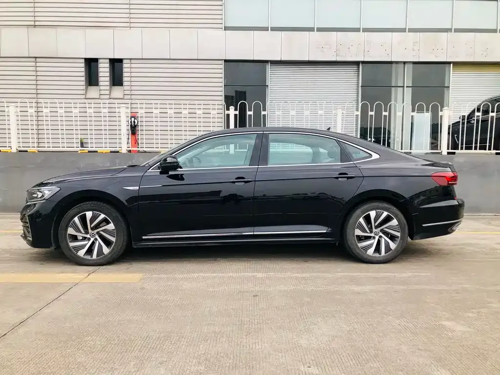 Volkswagen Passat New Energy — фото 10