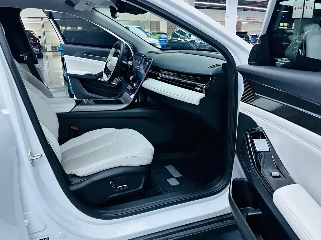 Geely Galaxy L6 — фото 4