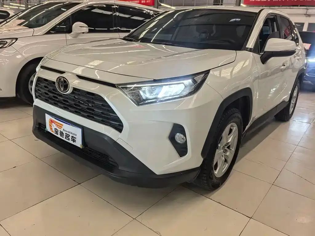 Toyota RAV4 — фото 1
