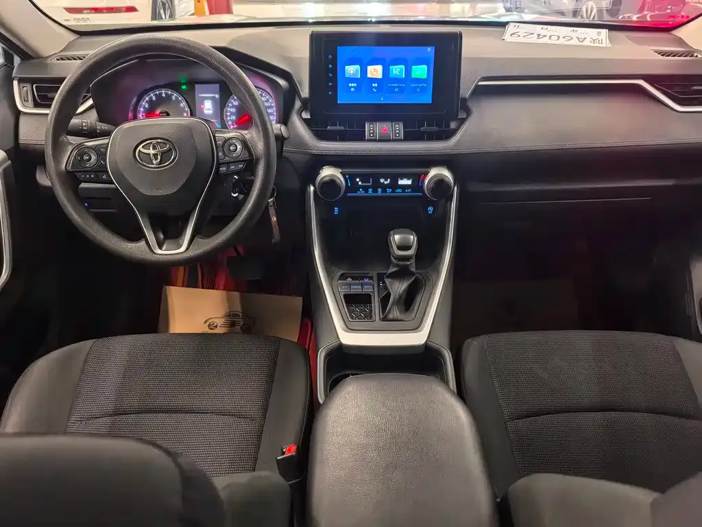 Toyota RAV4 — фото 10