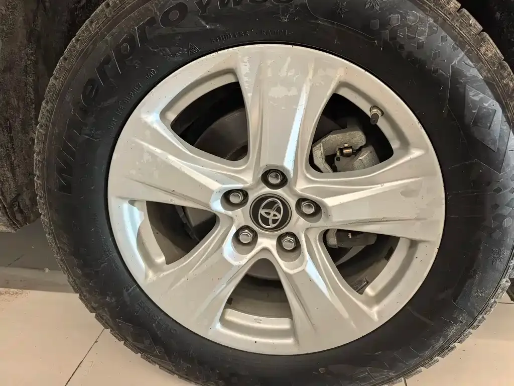 Toyota RAV4 — фото 8
