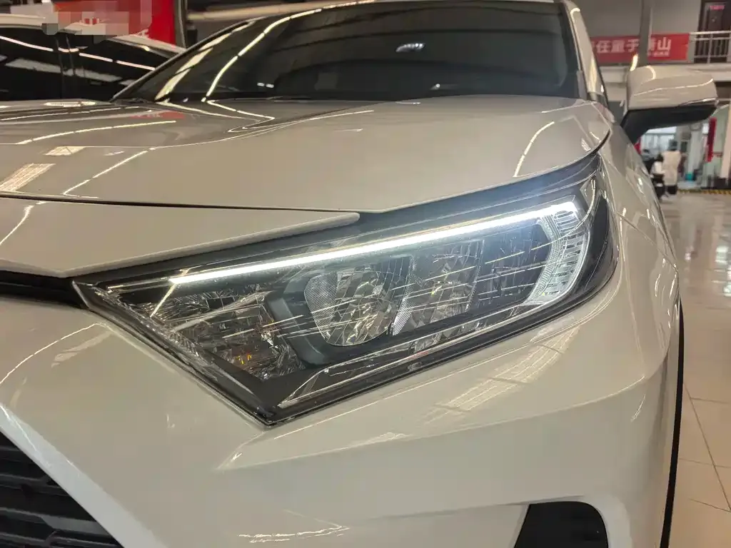 Toyota RAV4 — фото 7