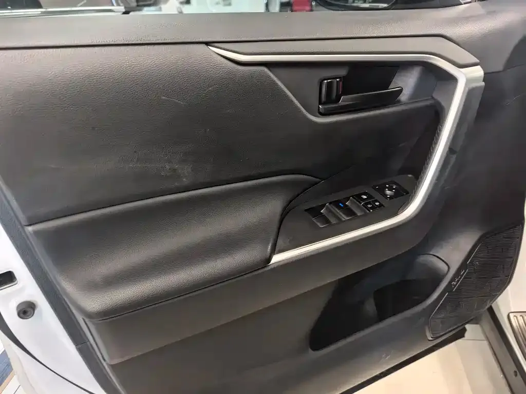 Toyota RAV4 — фото 6