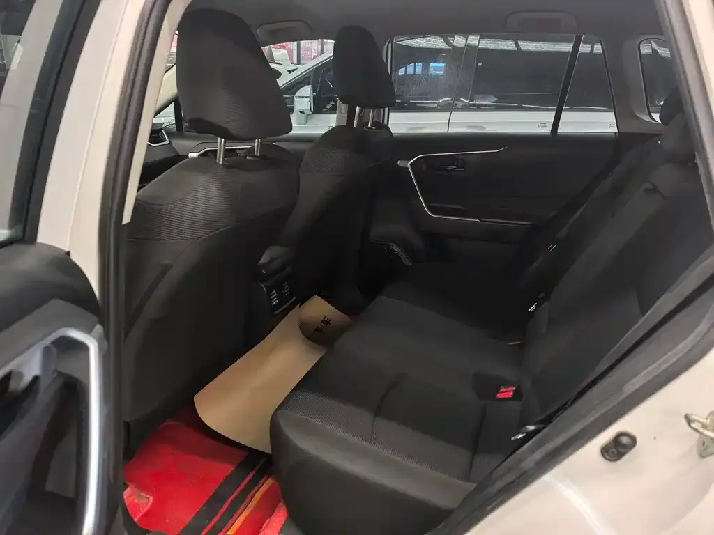Toyota RAV4 — фото 2