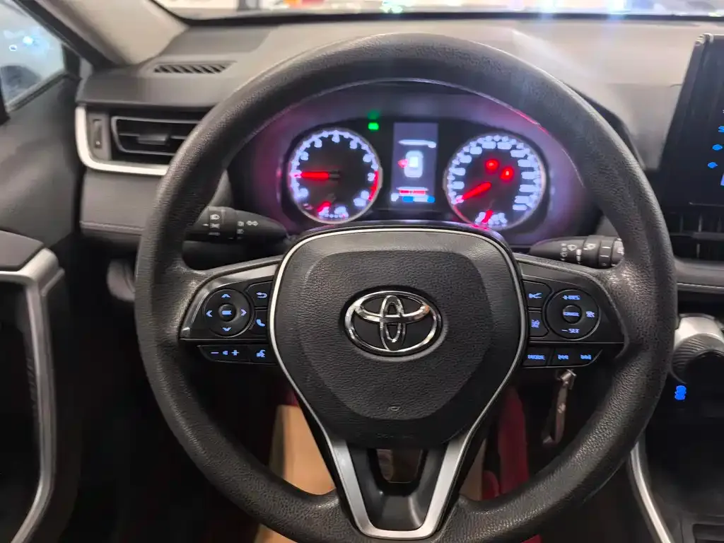 Toyota RAV4 — фото 9