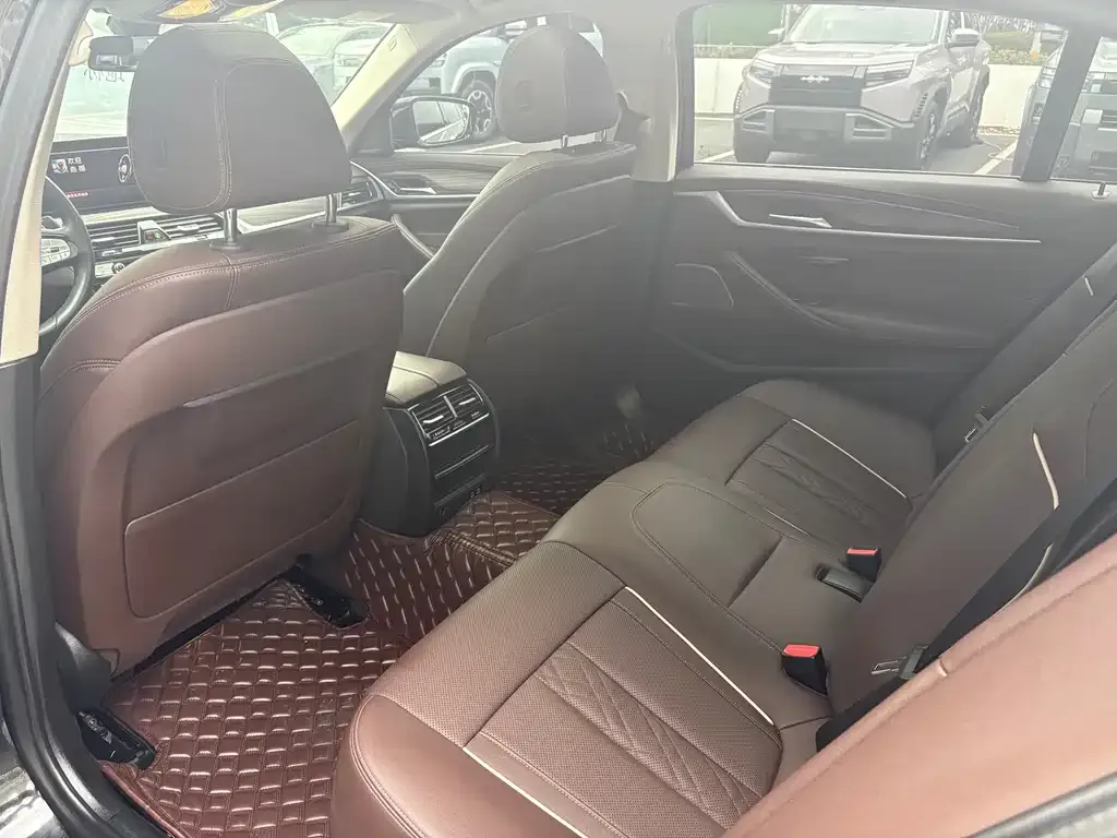BMW 5 Series — фото 10