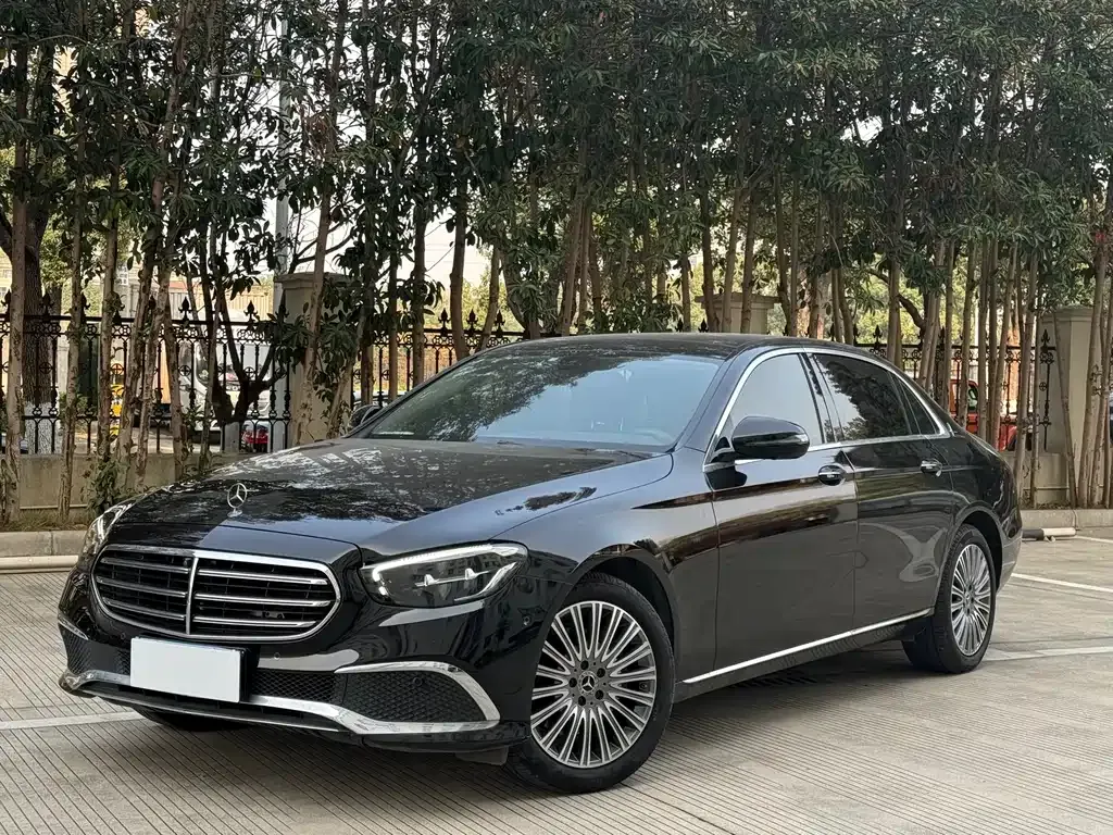 Mercedes-Benz E-Class — фото 1
